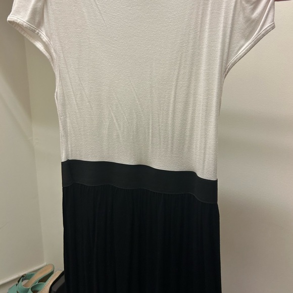 White and black dress with ruffles on chest - Picture 2 of 3